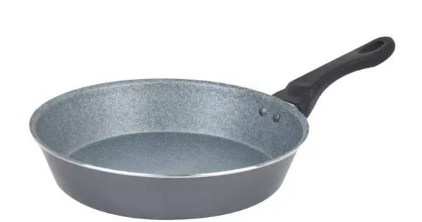 Chảo nhôm cũ bị cong đáy dùng trên bếp từ được không?