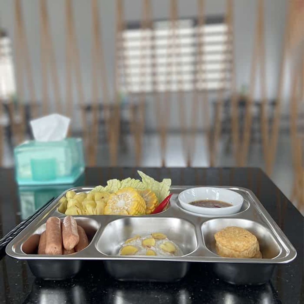 Khay cơm inox chia ngăn cỡ bé lòng sâu có nắp ảnh 3